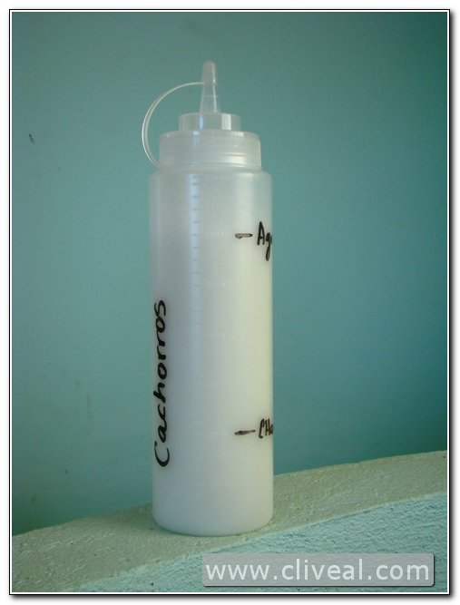 biberon de cocina usado para dispensar el campú delo cachorro